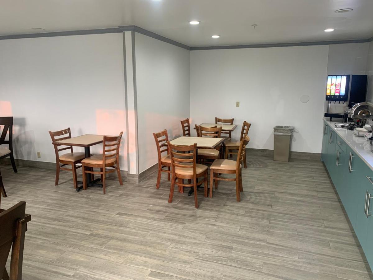 大急流城机场乡村酒店 外观 照片