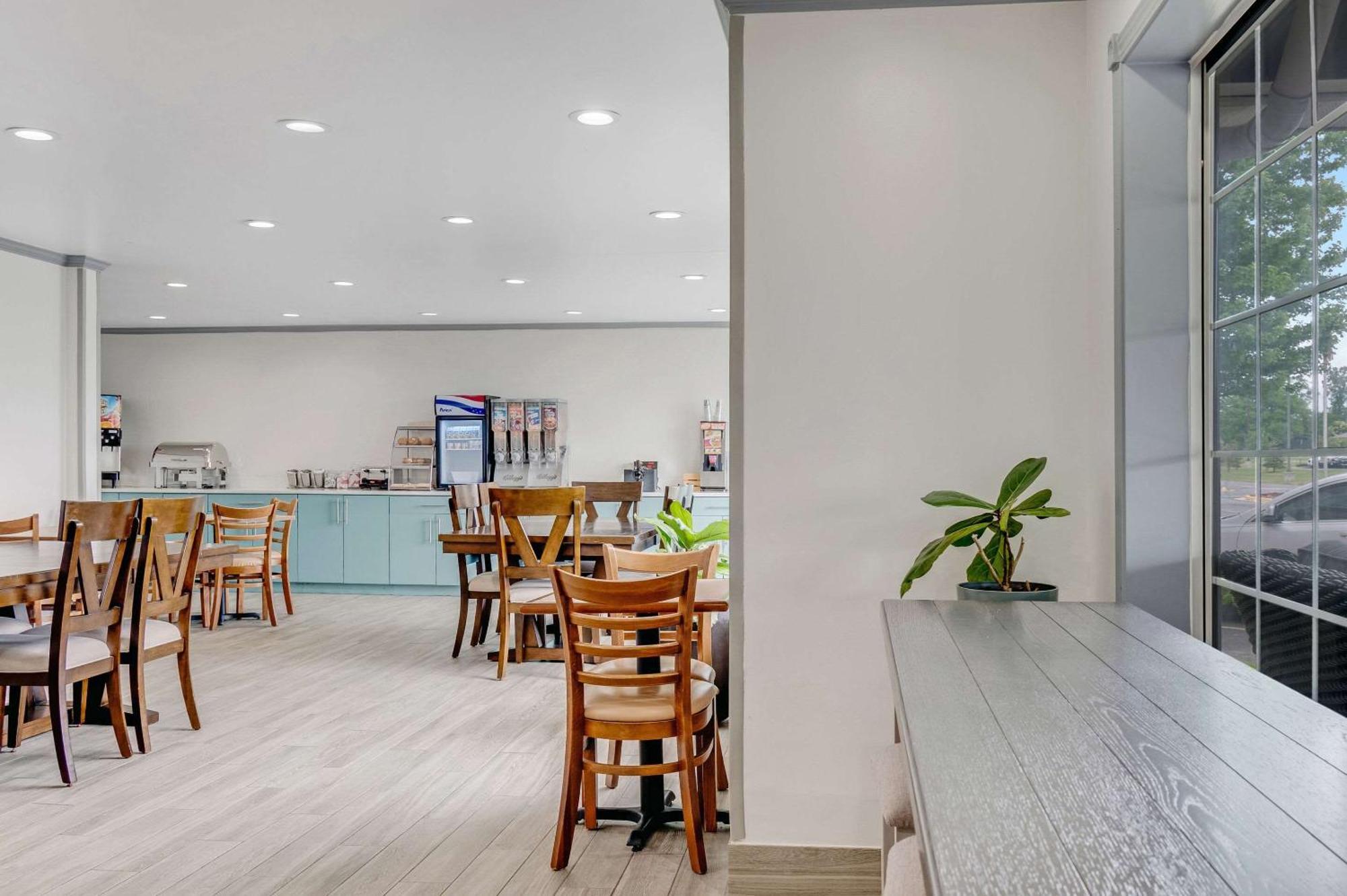 大急流城机场乡村酒店 外观 照片